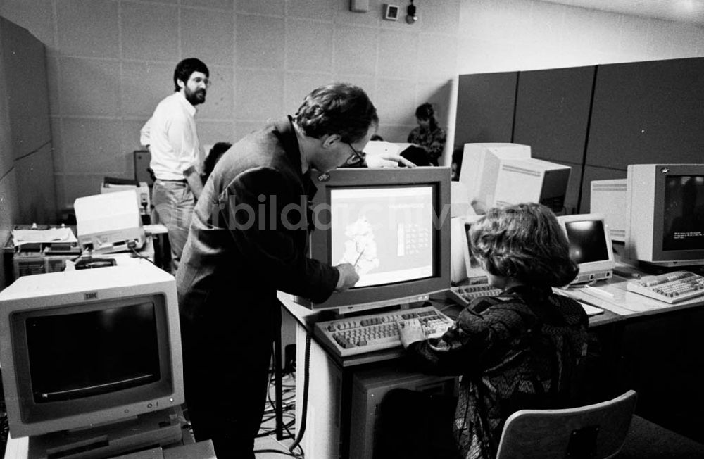 DDR-Bildarchiv: Berlin - Wahlvorbereitung im Rechenzentrum Foto: Winkler Umschlagnummer: 1302