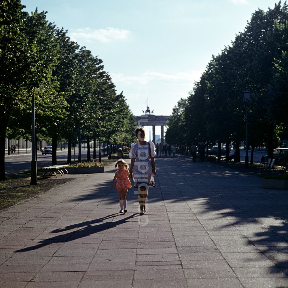 Berlin: Wahrzeichen Brandenburger Tor in Berlin in der DDR