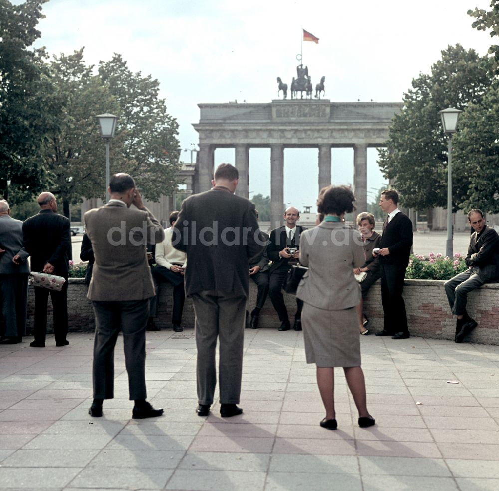 DDR-Bildarchiv: Berlin - Wahrzeichen Brandenburger Tor in Berlin in der DDR