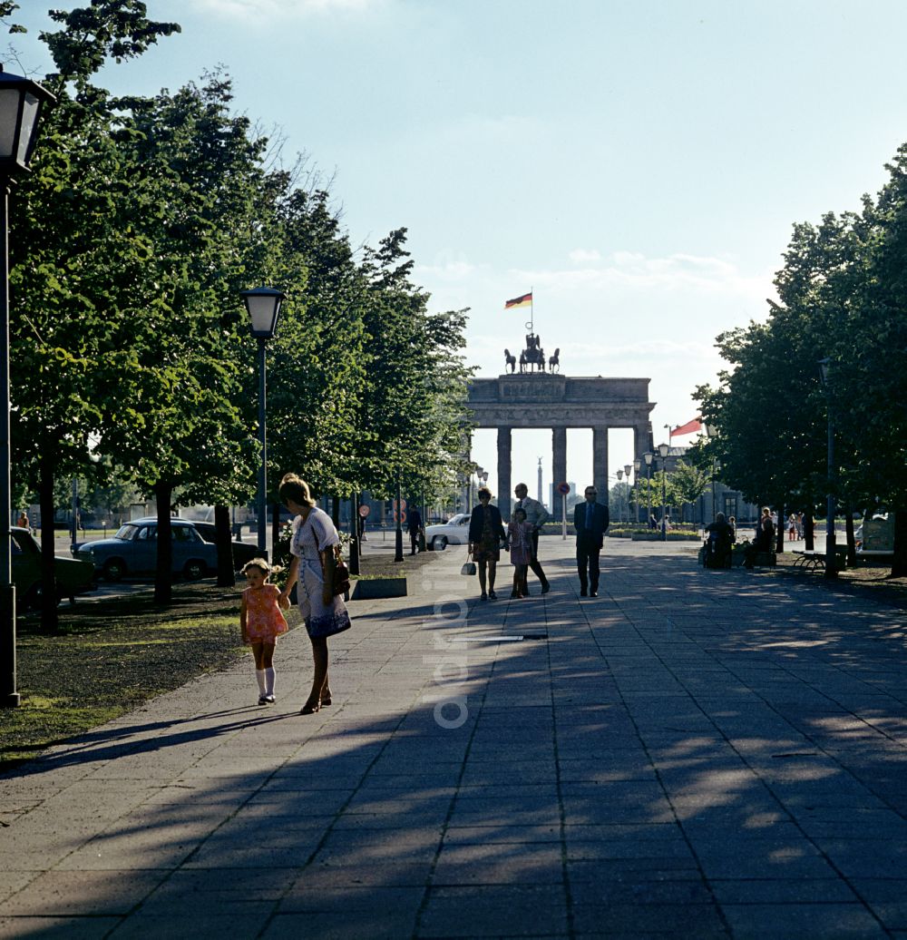 DDR-Fotoarchiv: Berlin - Wahrzeichen Brandenburger Tor in Berlin in der DDR