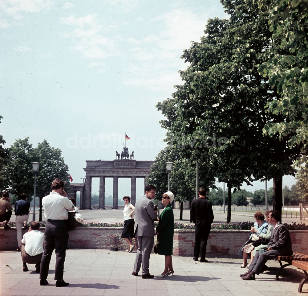 Berlin: Wahrzeichen Brandenburger Tor in Berlin in der DDR