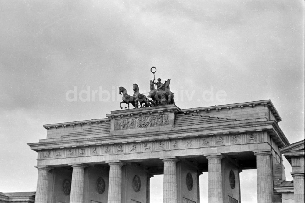 DDR-Bildarchiv: Berlin - Wahrzeichen Brandenburger Tor in Berlin in der DDR