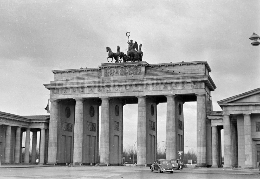 DDR-Fotoarchiv: Berlin - Wahrzeichen Brandenburger Tor in Berlin in der DDR