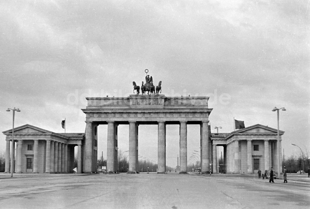 Berlin: Wahrzeichen Brandenburger Tor in Berlin in der DDR