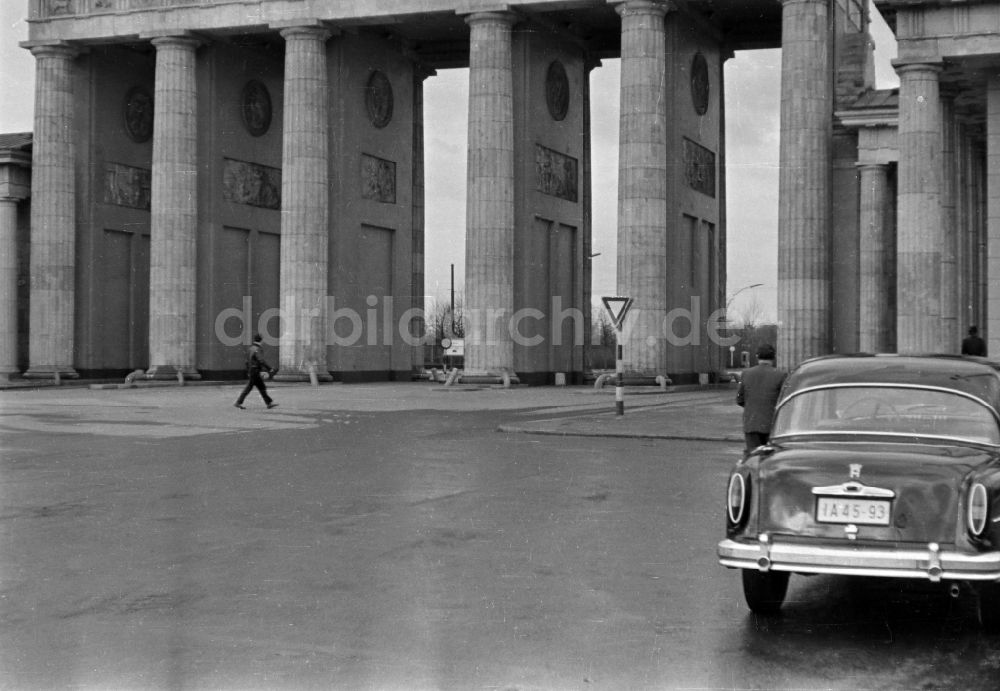 DDR-Bildarchiv: Berlin - Wahrzeichen Brandenburger Tor in Berlin in der DDR