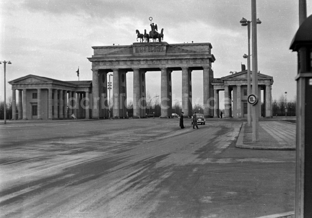 DDR-Fotoarchiv: Berlin - Wahrzeichen Brandenburger Tor in Berlin in der DDR