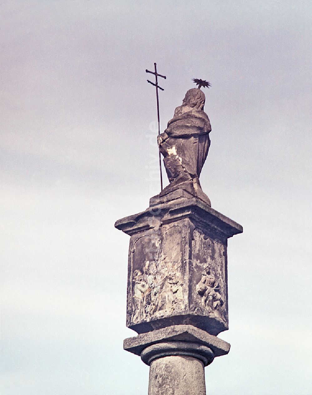 Räckelwitz: Wahrzeichen Heiligenstatur am Feldrand in Räckelwitz in der DDR