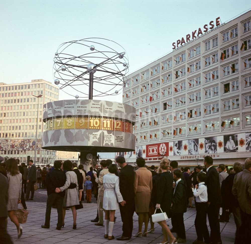 DDR-Fotoarchiv: Berlin - Wahrzeichen Weltzeituhr in Berlin in der DDR