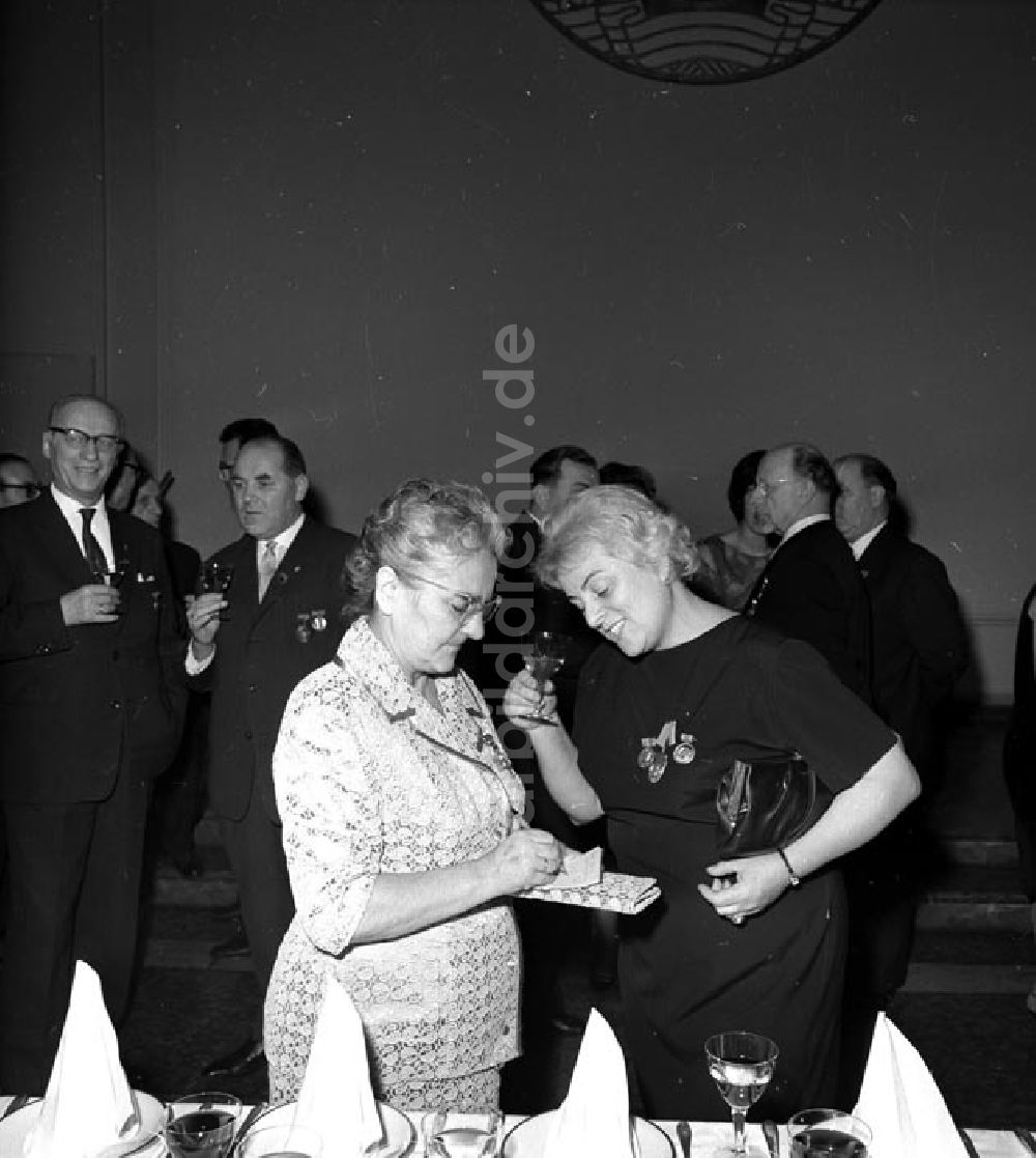 Berlin: Walter Ulbricht mit Afrikanern. Foto: Schönfeld