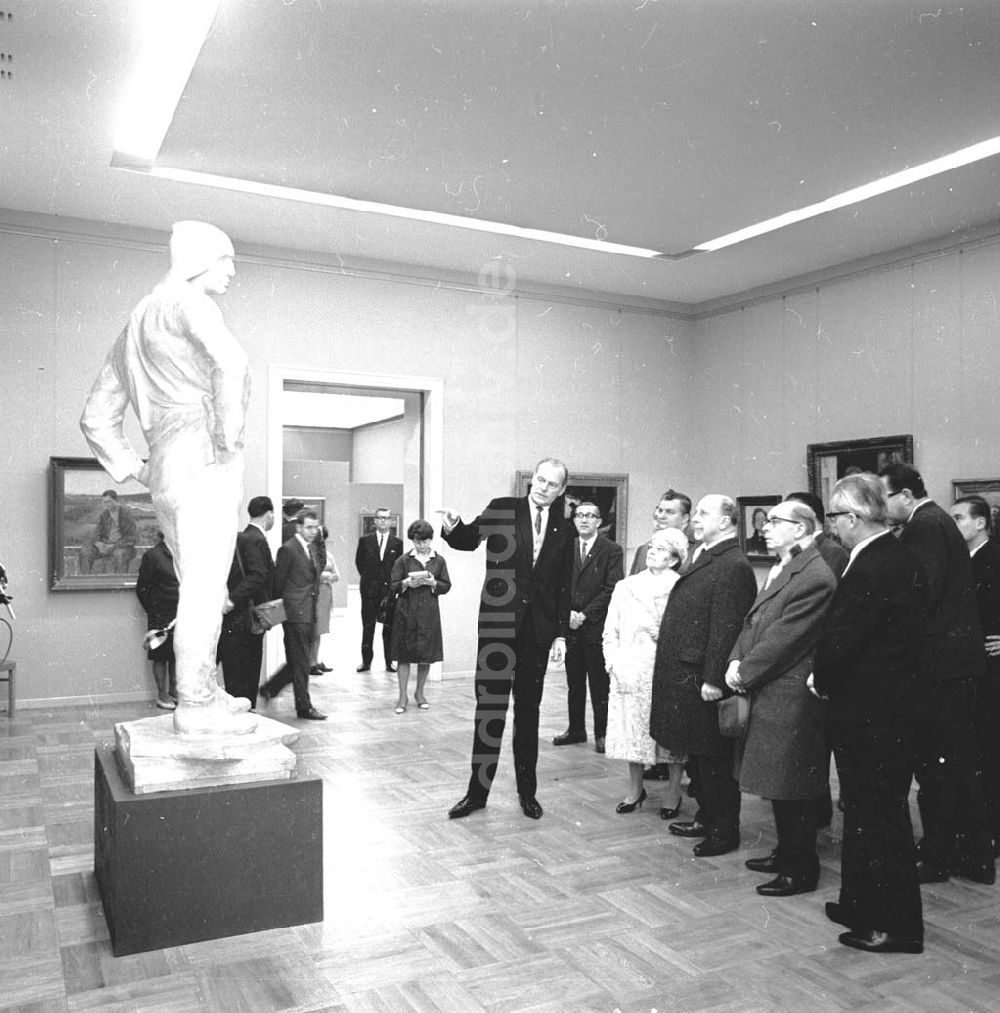 DDR-Fotoarchiv: Dresden - Walter Ulbricht beim Besuch der Galerie Neue Meister in Dresden