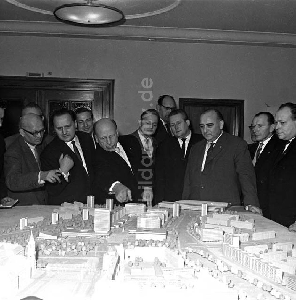 DDR-Bildarchiv: Dresden - Walter Ulbricht besucht das Stadtzentrum von Dresden. Foto: Schönfeld