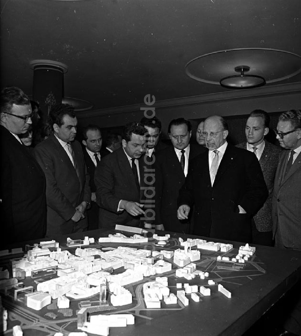 DDR-Fotoarchiv: Dresden - Walter Ulbricht besucht das Stadtzentrum von Dresden. Foto: Schönfeld