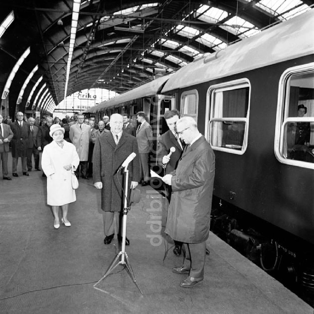 DDR-Bildarchiv: Berlin - Walter Ulbricht und seine Gattin reisen zum Staatsbesuch nach Jugoslawien Foto: Schönfeld