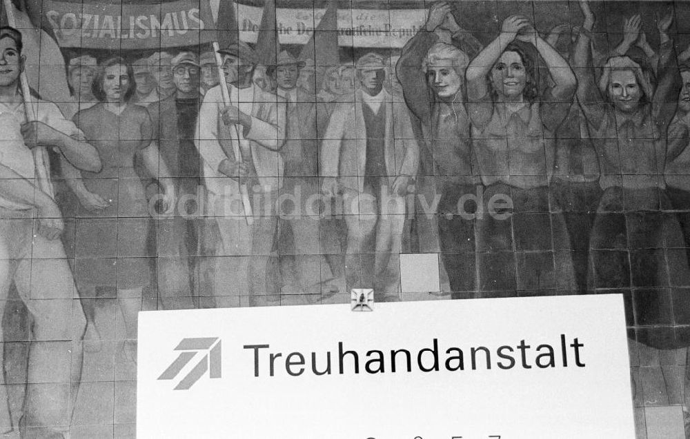 DDR-Bildarchiv: Berlin - Wandfassade am ehemaligen Haus der Minister (heute Treuhand) 04.02.1993