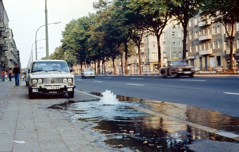 Berlin: Wasser sprudelt aus einem Rohr auf der Bornholmer Straße in Berlin in der DDR