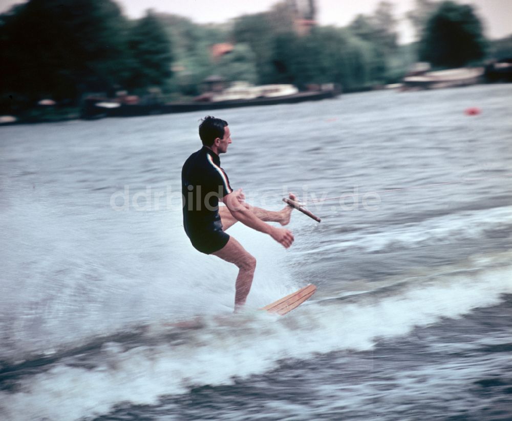 DDR-Bildarchiv: Berlin - Wasserski im Ortsteil Grünau in Berlin in der DDR