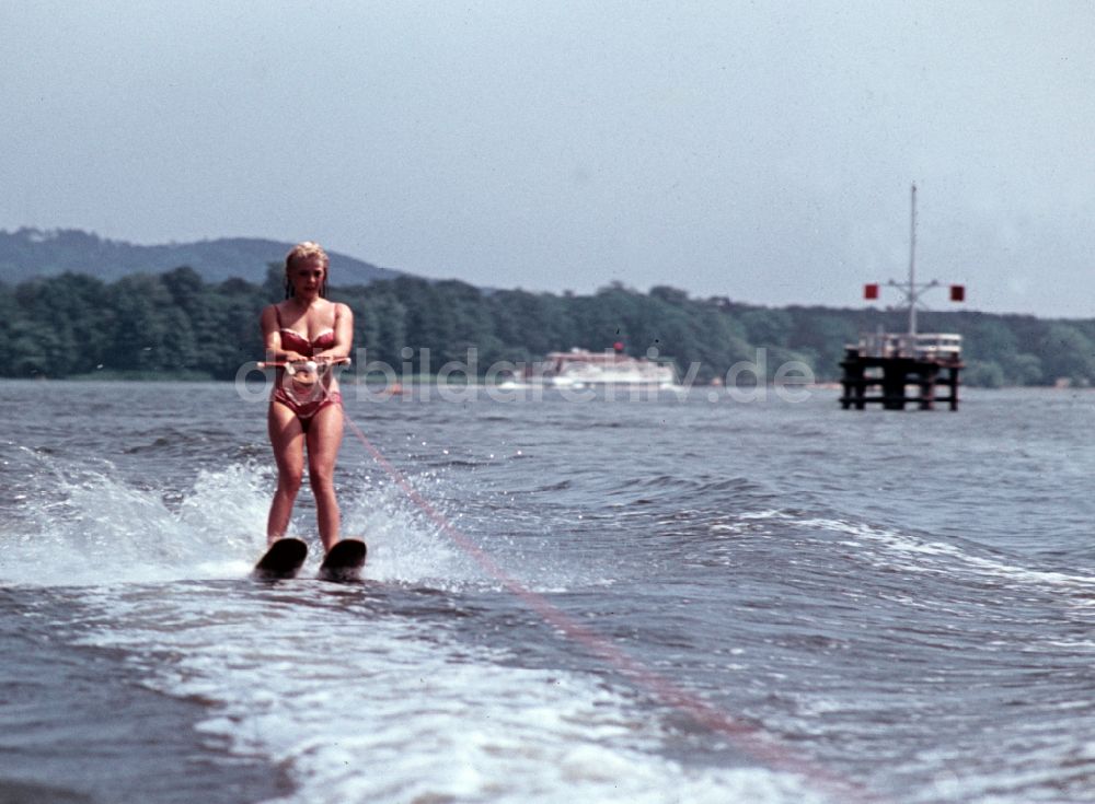 DDR-Fotoarchiv: Berlin - Wasserski im Ortsteil Grünau in Berlin in der DDR