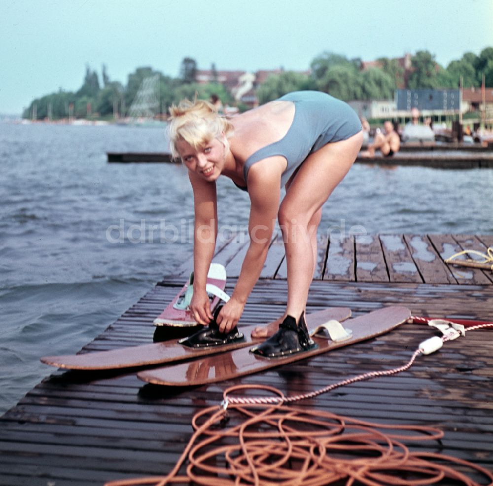 DDR-Bildarchiv: Berlin - Wasserski im Ortsteil Grünau in Berlin in der DDR