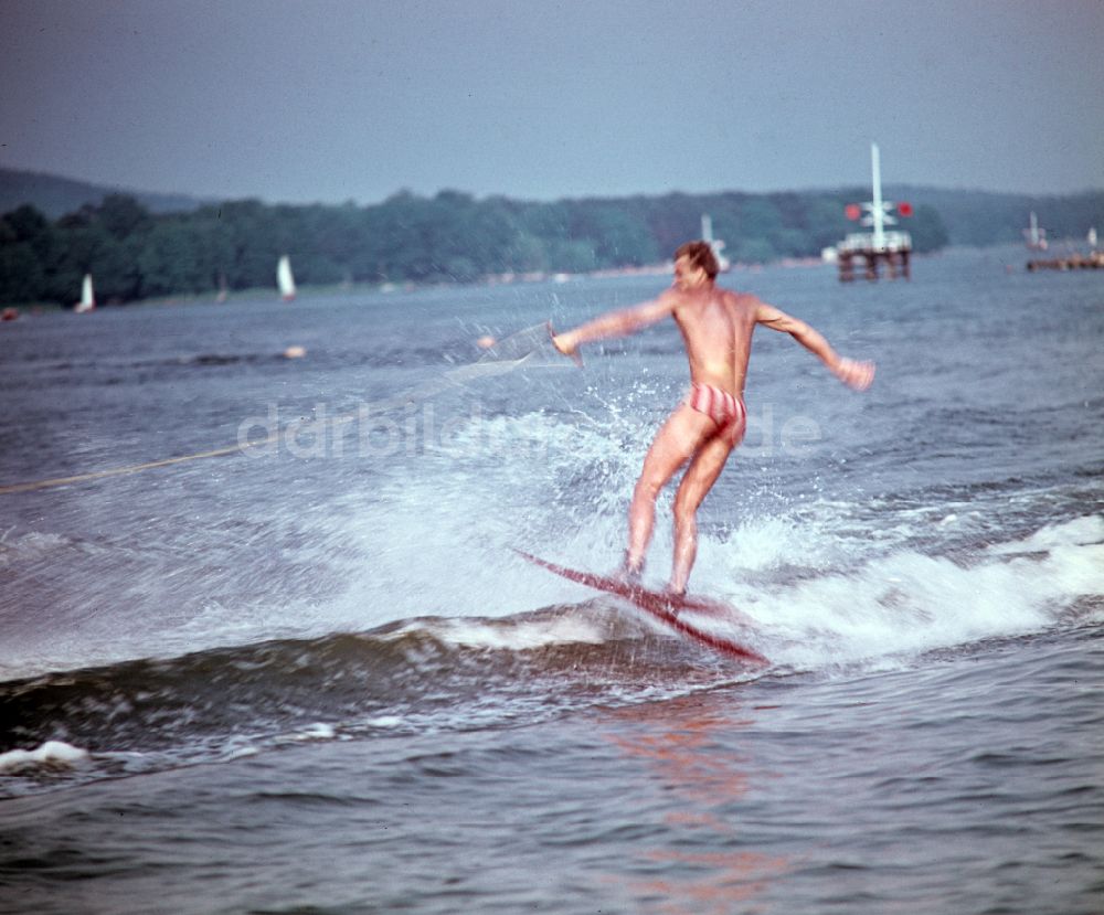 DDR-Bildarchiv: Berlin - Wasserski im Ortsteil Grünau in Berlin in der DDR