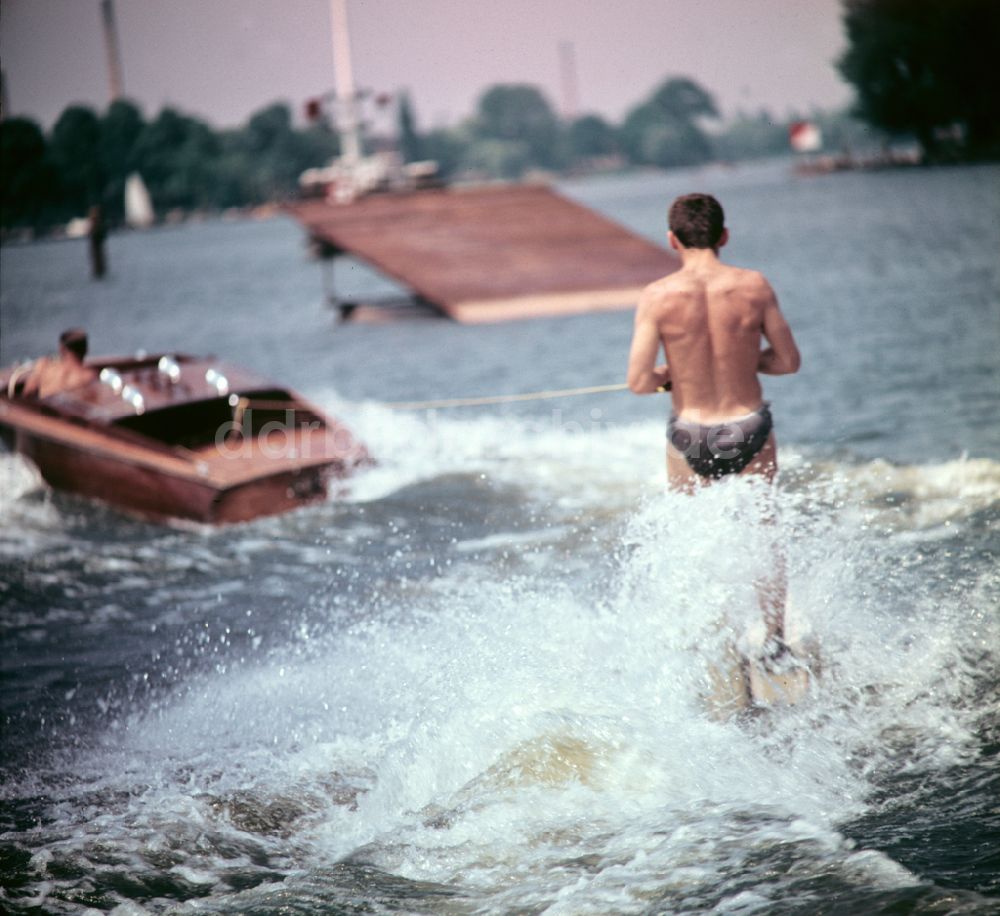 DDR-Fotoarchiv: Berlin - Wasserski im Ortsteil Grünau in Berlin in der DDR