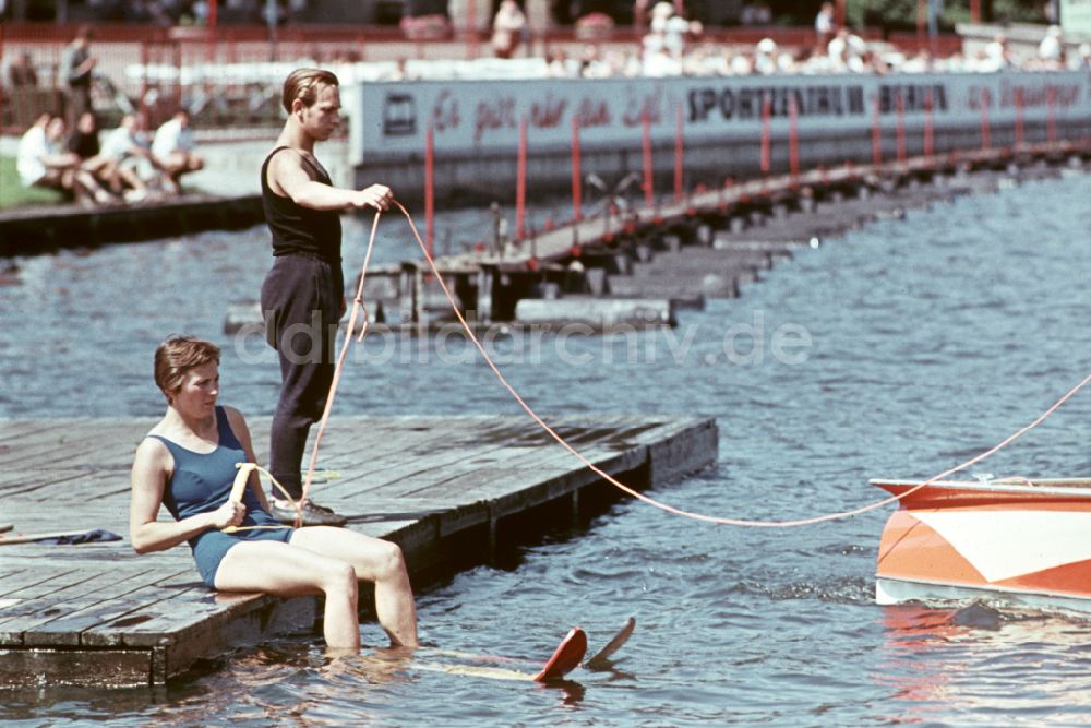 Berlin: Wasserski im Ortsteil Grünau in Berlin in der DDR