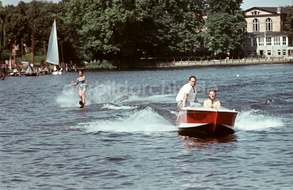 DDR-Fotoarchiv: Berlin - Wasserski im Ortsteil Grünau in Berlin in der DDR