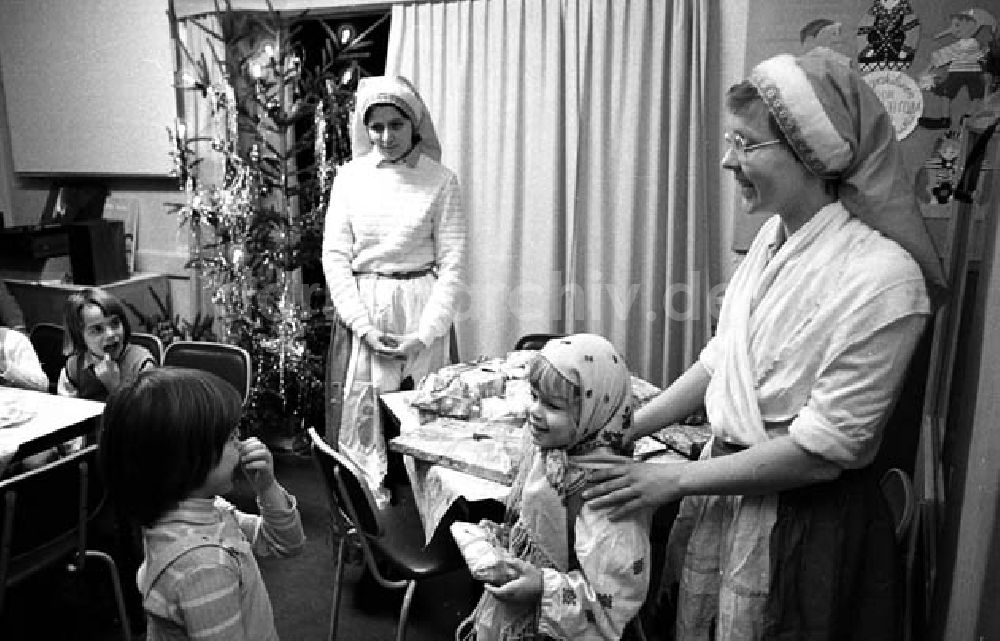 DDR-Bildarchiv: Berlin - Weihnachtsfeier in einem Kindergarten Umschlagnummer: 1234 Foto: Winkler