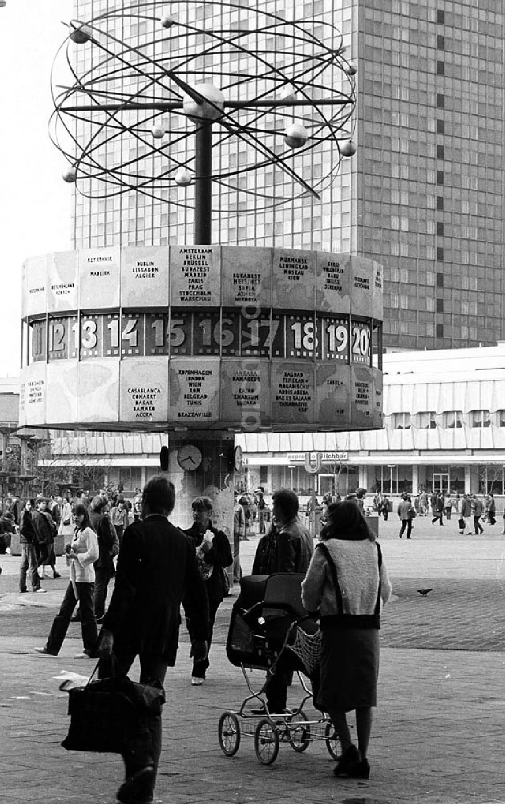 DDR-Bildarchiv: Alexanderplatz/ Berlin-Mitte - Weltuhr am Alexanderplatz in Berlin-Mitte Umschlagnr.: 334 Foto: Winkler