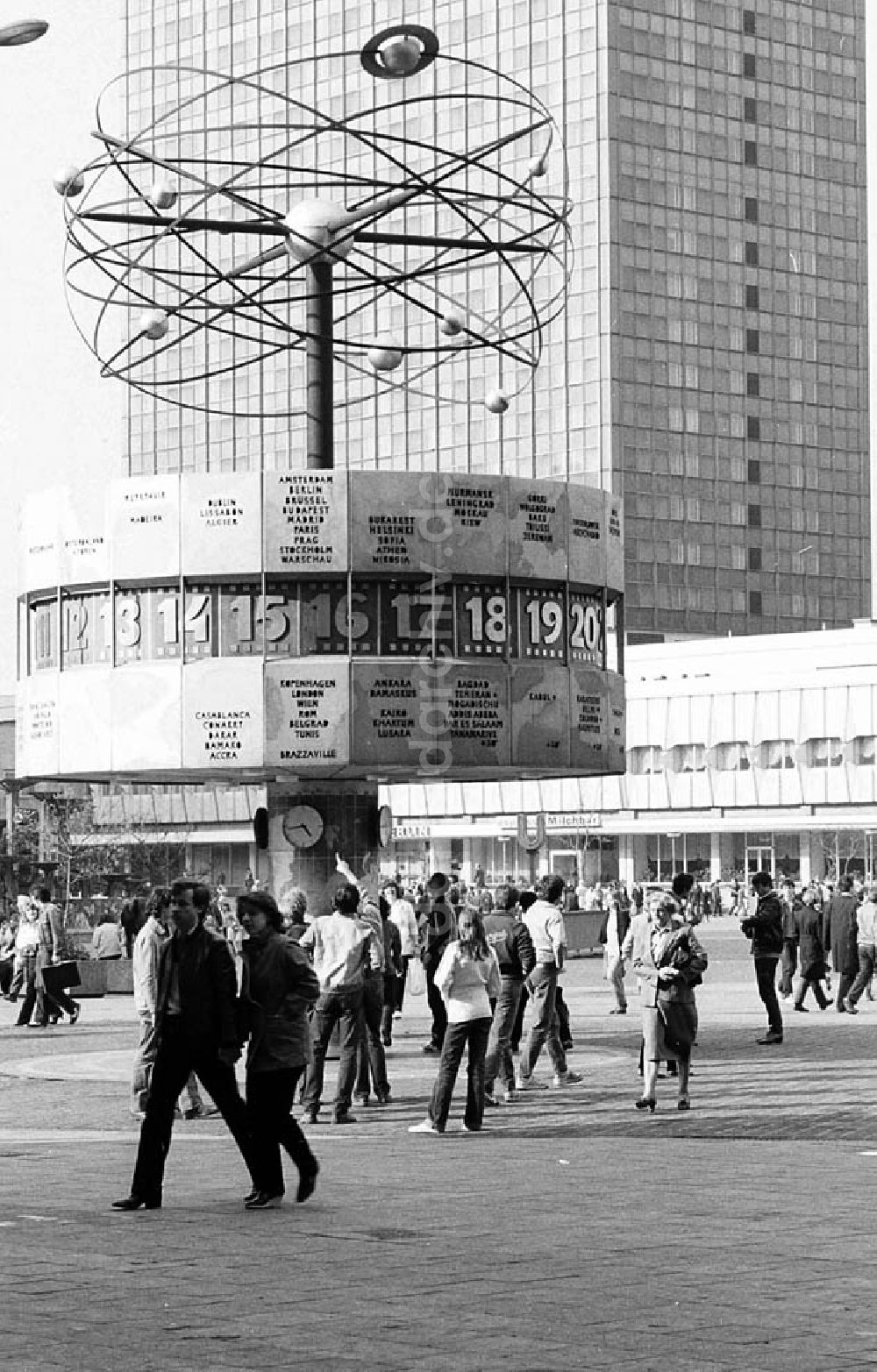 Alexanderplatz/ Berlin-Mitte: Weltuhr am Alexanderplatz in Berlin-Mitte Umschlagnr.: 334 Foto: Winkler