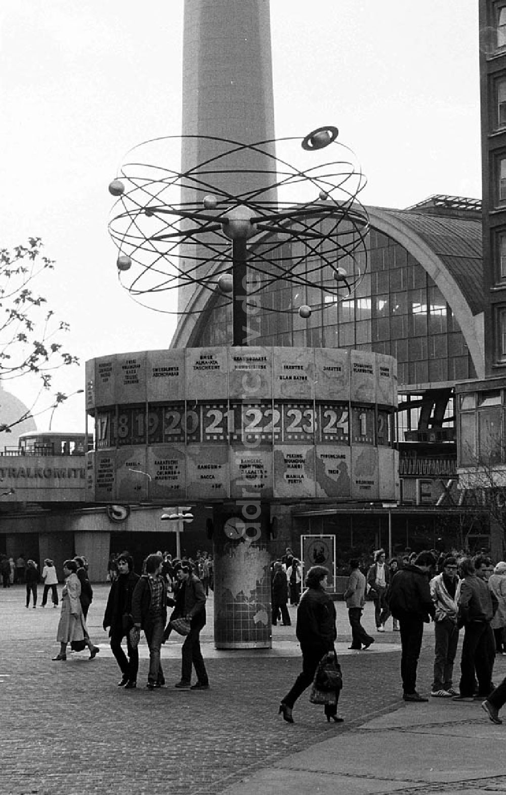 DDR-Bildarchiv: Alexanderplatz/ Berlin-Mitte - Weltuhr am Alexanderplatz in Berlin-Mitte Umschlagnr.: 334 Foto: Winkler