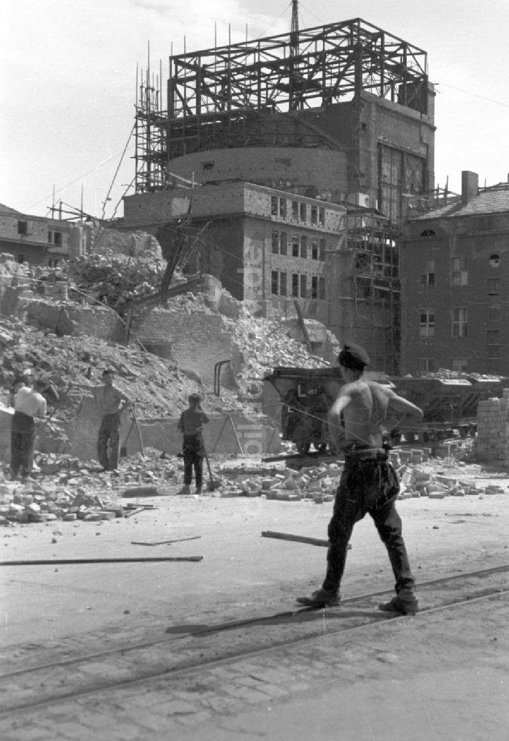 DDR-Fotoarchiv: Berlin - Wiederaufbau der Volksbühne am Rosa-Luxemburg-Platz in Berlin in der DDR