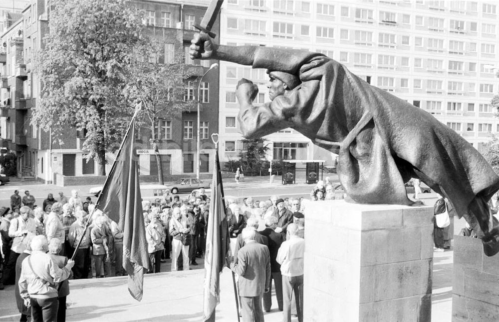 DDR-Fotoarchiv: Berlin - Wiedereinweihung des geschändeten Spanienkämpferdenkmals in Berlin-Friedrichshain 19.09.1992