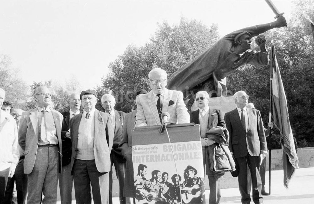 DDR-Bildarchiv: Berlin - Wiedereinweihung des geschändeten Spanienkämpferdenkmals in Berlin-Friedrichshain 19.09.1992