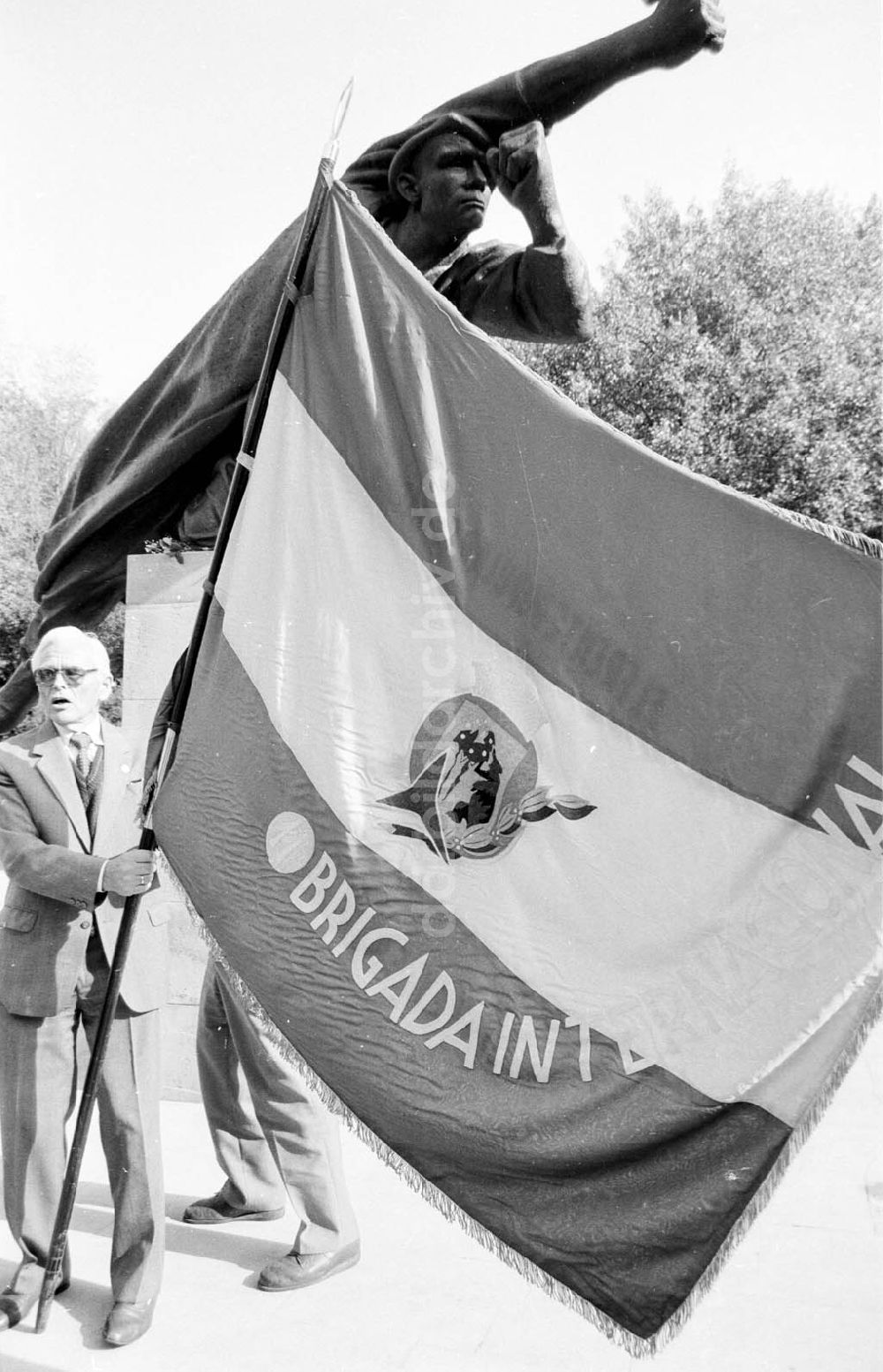 DDR-Fotoarchiv: Berlin - Wiedereinweihung des geschändeten Spanienkämpferdenkmals in Berlin-Friedrichshain 19.09.1992