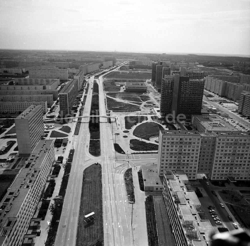 DDR-Fotoarchiv: Halle-Neustadt - Wohnneubaugebietes Zentrum Neustadt an der Magistrale in Halle