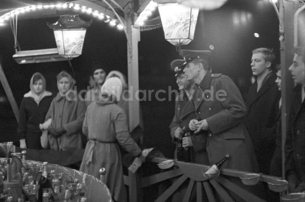 DDR-Fotoarchiv: Berlin - Wurfbude auf dem Weihnachtsmarkt in Berlin