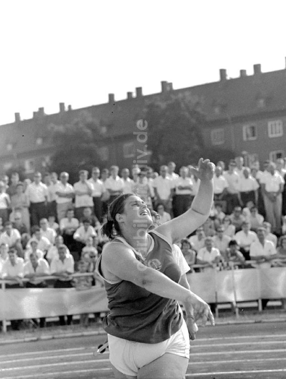 Halle: XX. Leichtathletik Meisterschaft Halle Renate Box, Kugel Foto unbekannt