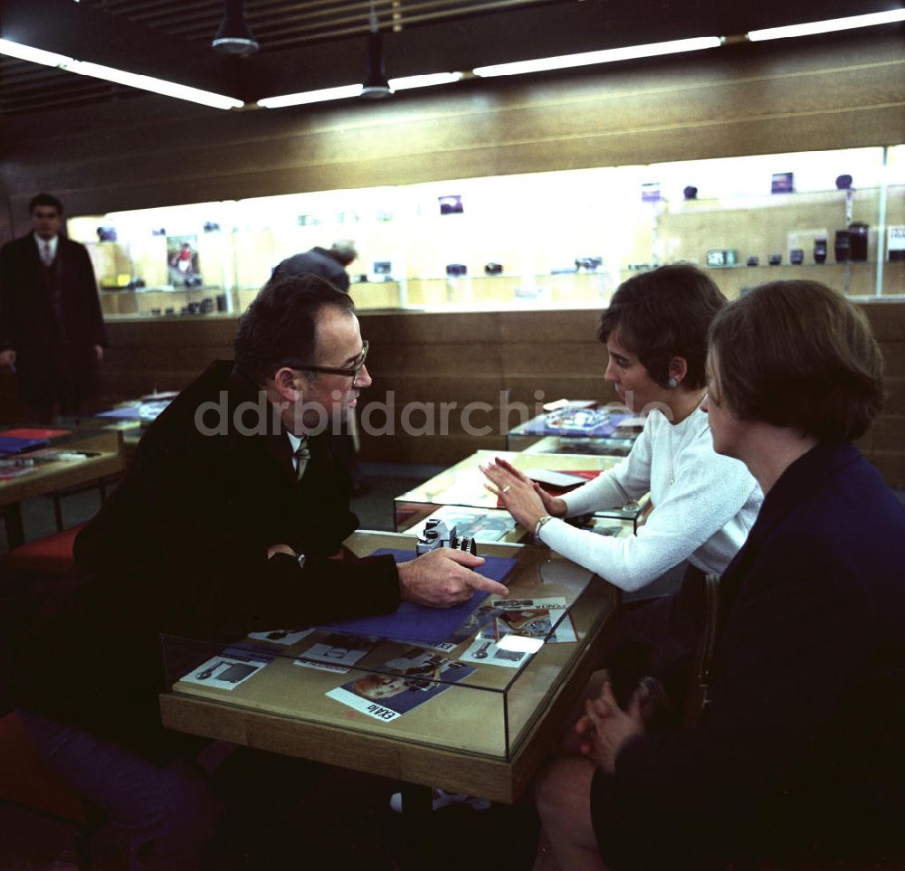 DDR-Fotoarchiv: Berlin - Zeiss-Laden in Berlin am Alexanderplatz