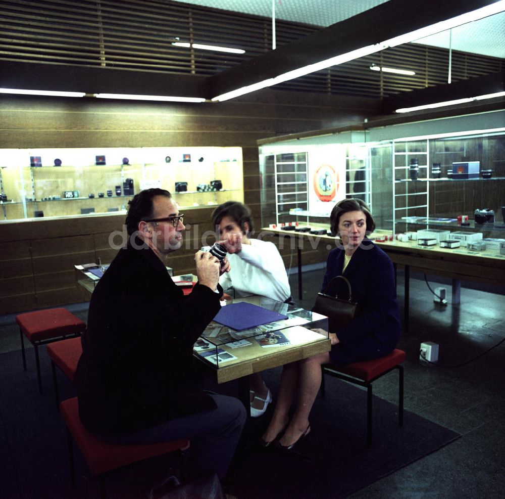 DDR-Bildarchiv: Berlin - Zeiss-Laden in Berlin am Alexanderplatz