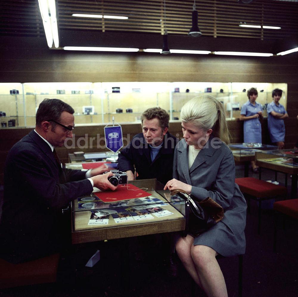 DDR-Fotoarchiv: Berlin - Zeiss-Laden in Berlin am Alexanderplatz