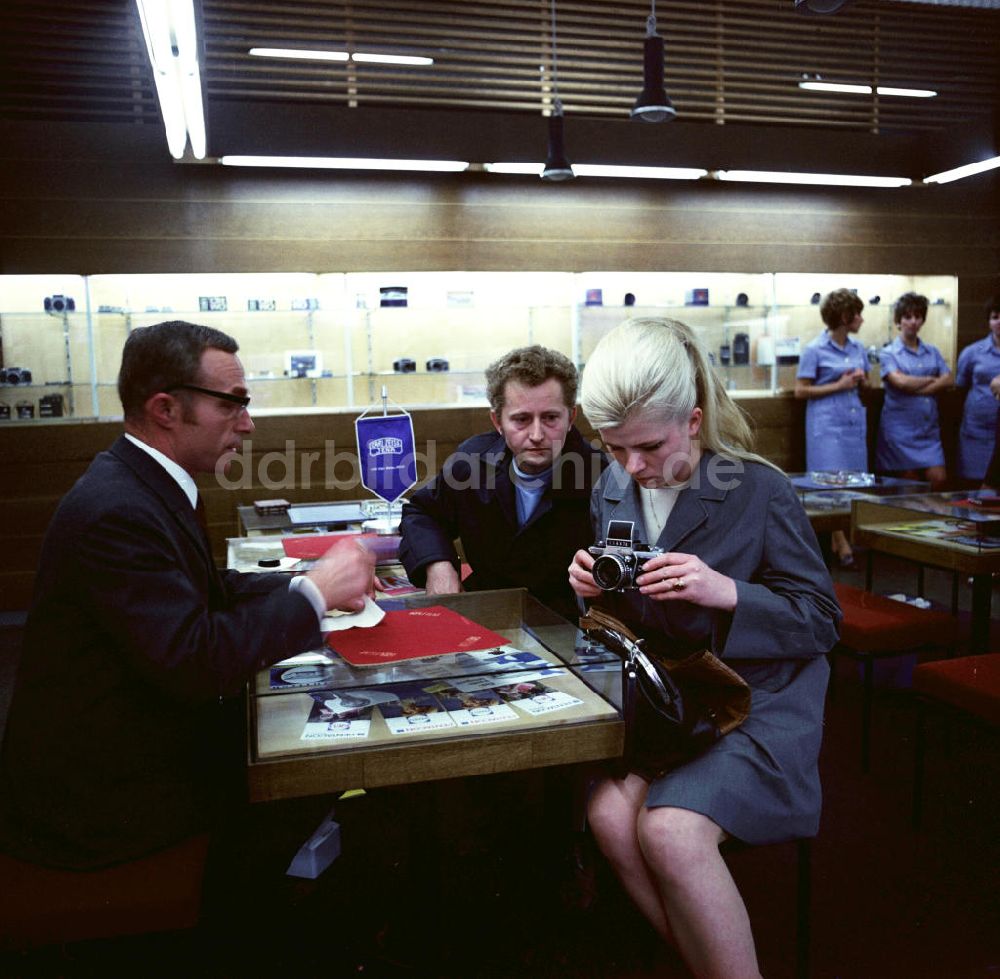 DDR-Bildarchiv: Berlin - Zeiss-Laden in Berlin am Alexanderplatz