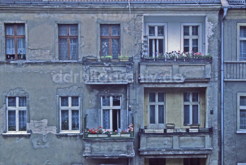 DDR-Fotoarchiv: Berlin - Zerbröselnde Altbau- Hausfassade im Ortsteil Friedrichshain in Berlin in der DDR