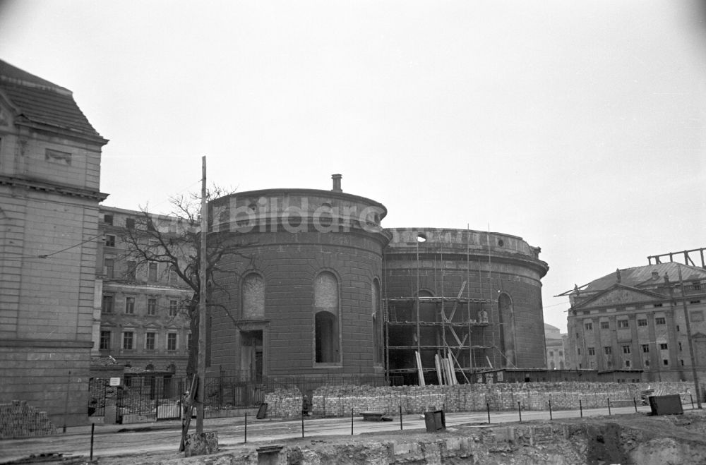 Berlin: Zerstörte Sankt Hedwigs-Kathedrale in Berlin in der DDR