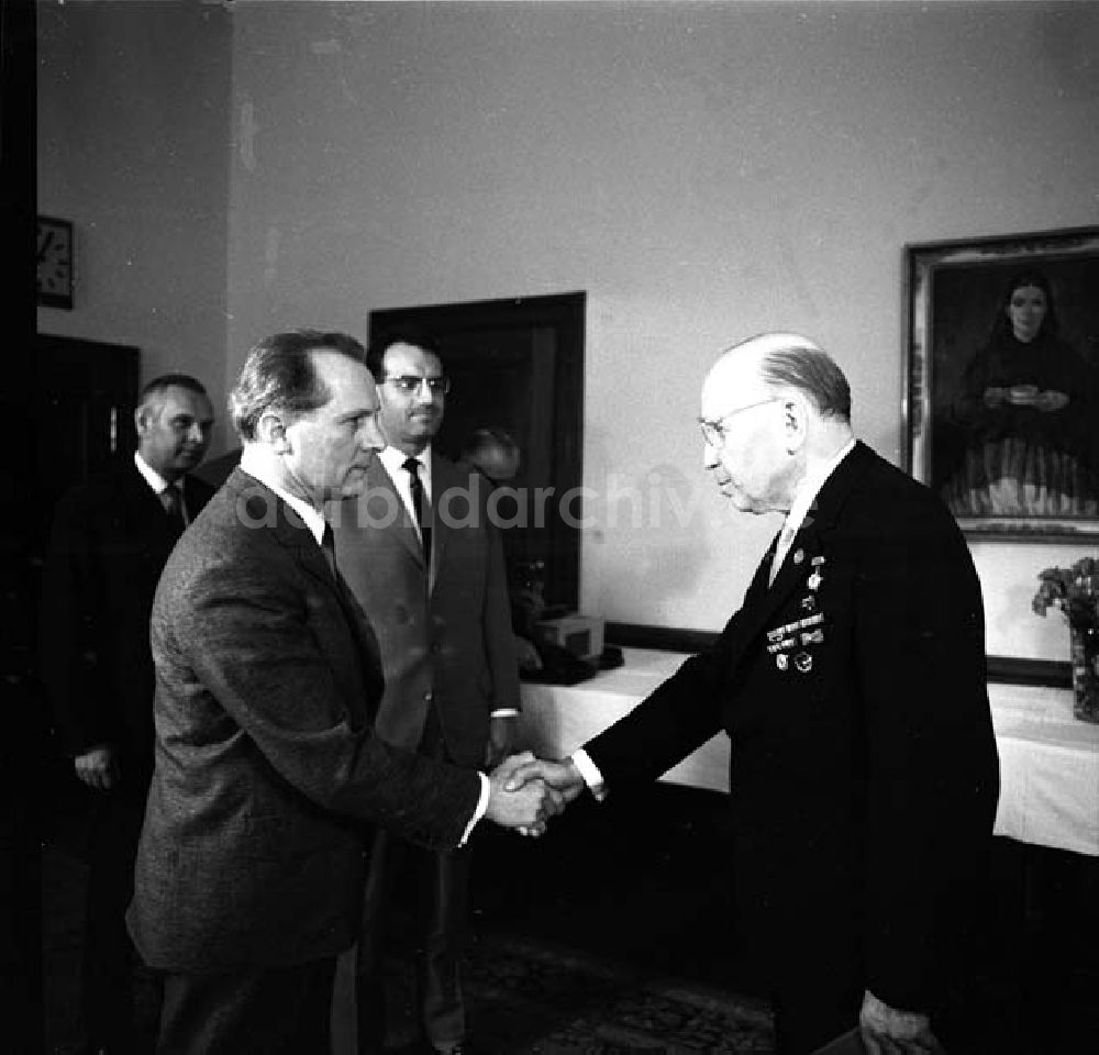 DDR-Fotoarchiv: Berlin - ZK(Zentralkomitee) gratuliert Prof. Dr. Dr. Erich Correus zum 70. Geburtstag Foto: Schönfeld