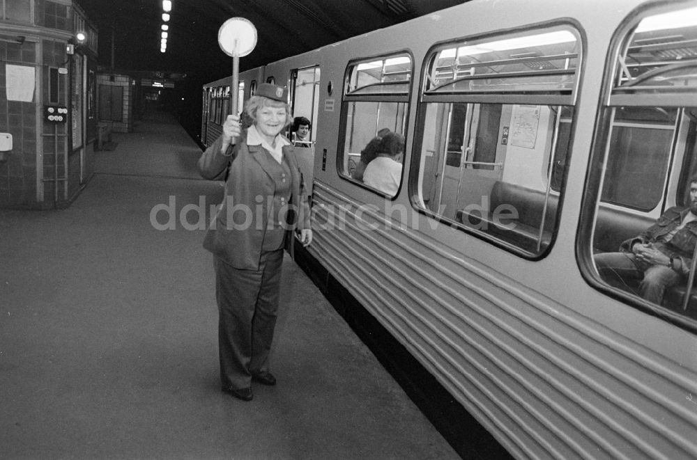 DDR-Fotoarchiv: Berlin - Zugabfertigung am U-Bahnhof in Berlin in der DDR