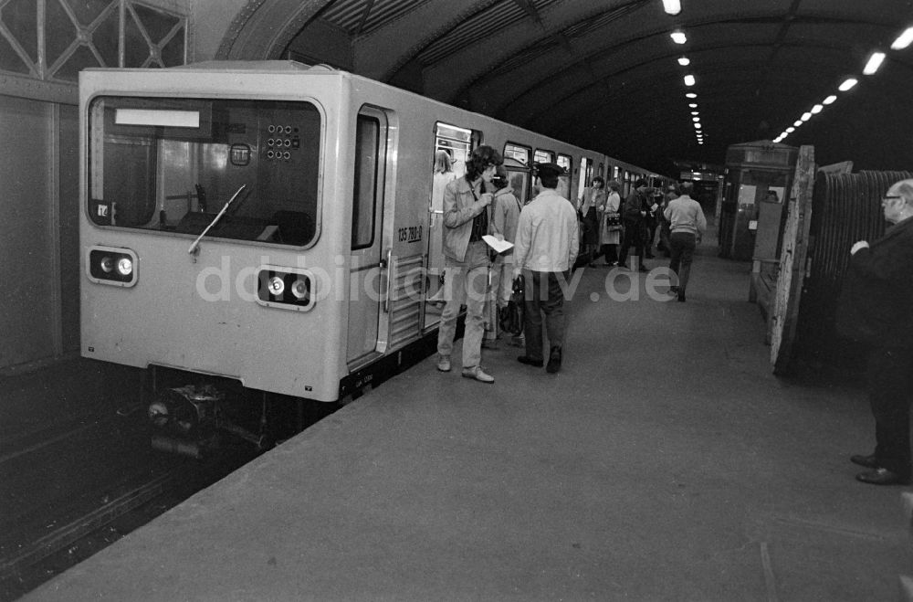 DDR-Bildarchiv: Berlin - Zugabfertigung am U-Bahnhof in Berlin in der DDR