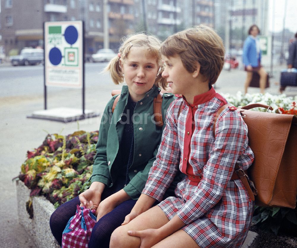 DDR-Fotoarchiv: Frankfurt (Oder) - Zwei Mädchen pausieren auf dem Schulweg in Frankfurt (Oder) in der DDR