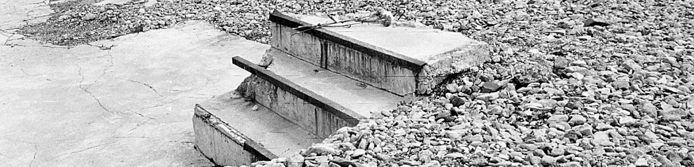 Treppenreste an der Schotterfläche einer ehemaligen Lagerbaracke an der Gedenkstätte des KZ Buchenwald in Thüringen in der DDR