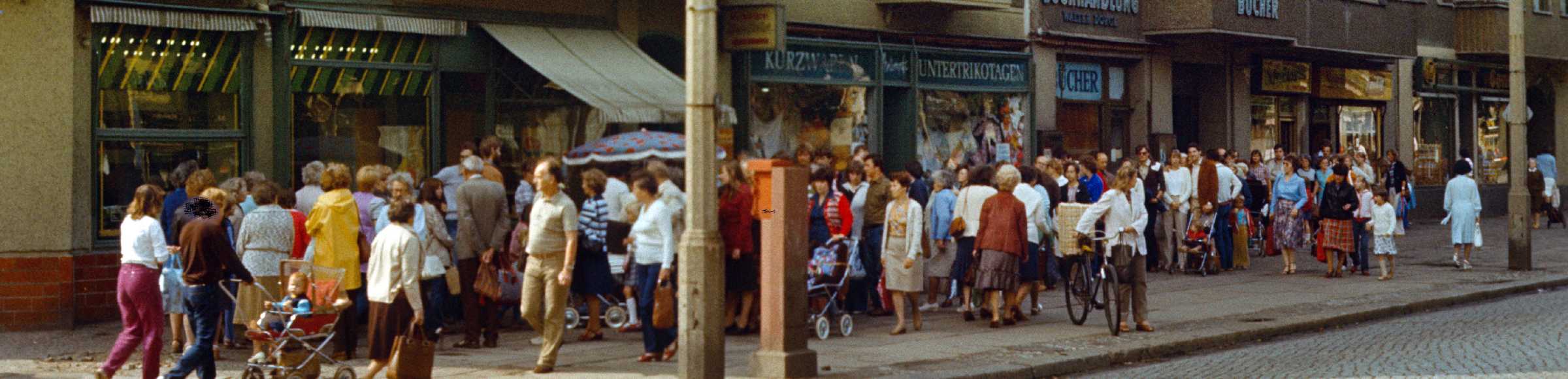 Menschenschlange vor einem Obstladen in Berlin in der DDR