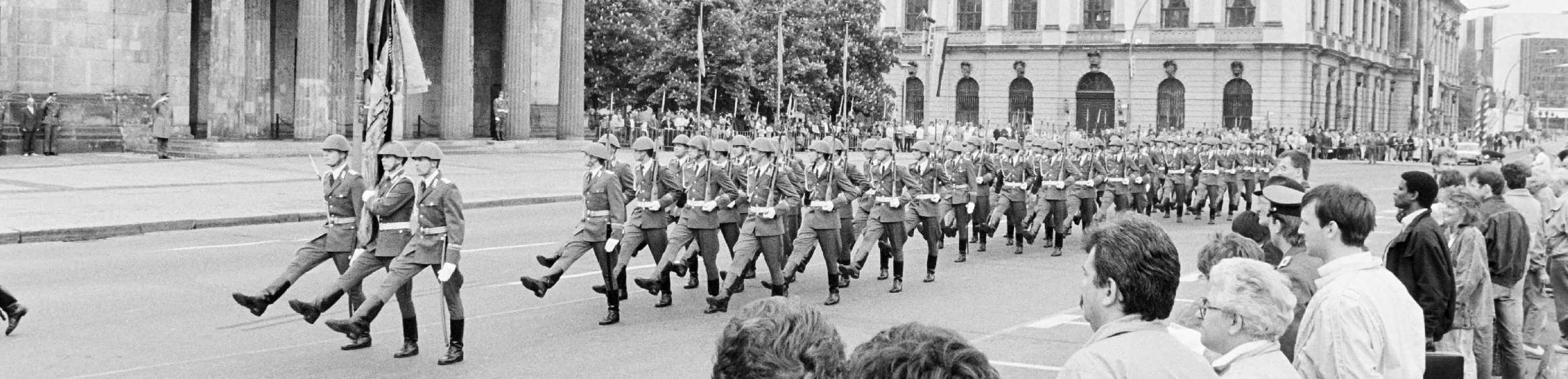 Marschformation zum Großen Wachaufzug von Soldaten des WR-1 Wachregiment „Friedrich Engels“, in Berlin in der DDR